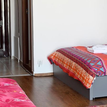 Lovely 1 Bedroom Apartment With Free Street Parking Bukares Bagian luar foto