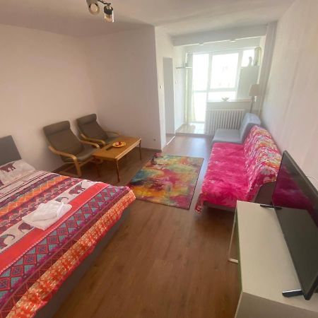 Lovely 1 Bedroom Apartment With Free Street Parking Bukares Bagian luar foto