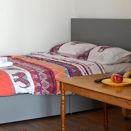 Lovely 1 Bedroom Apartment With Free Street Parking Bukares Bagian luar foto