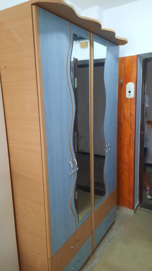 Lovely 1 Bedroom Apartment With Free Street Parking Bukares Bagian luar foto