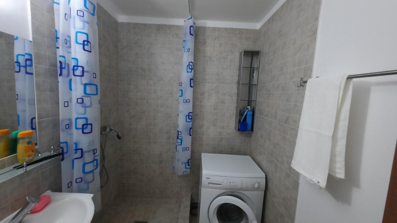 Lovely 1 Bedroom Apartment With Free Street Parking Bukares Bagian luar foto