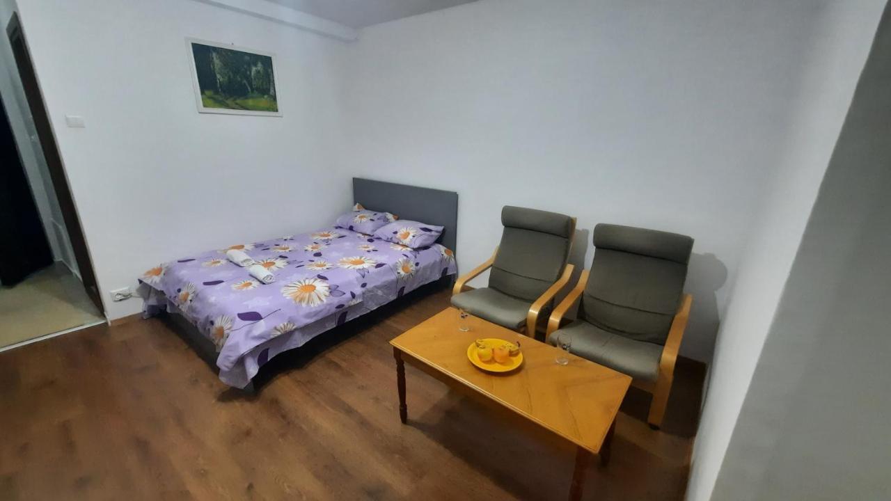 Lovely 1 Bedroom Apartment With Free Street Parking Bukares Bagian luar foto