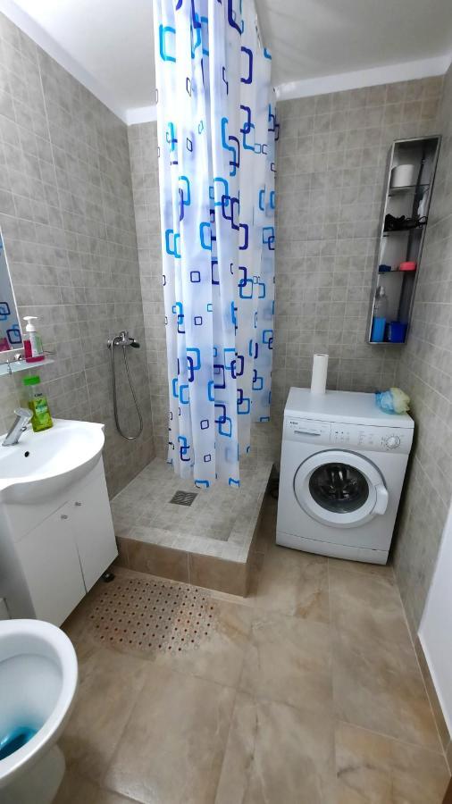 Lovely 1 Bedroom Apartment With Free Street Parking Bukares Bagian luar foto