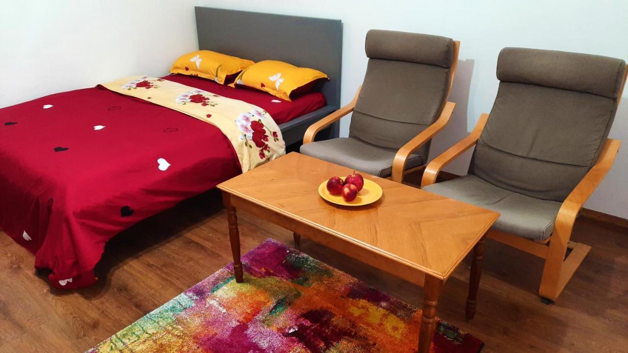 Lovely 1 Bedroom Apartment With Free Street Parking Bukares Bagian luar foto